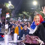 Oamenii sărbătoresc după ce Aleksandar Vucic și-a recunoscut înfrângerea în alegerile parlamentare din Serbia
