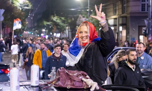 Oamenii sărbătoresc după ce Aleksandar Vucic și-a recunoscut înfrângerea în alegerile parlamentare din Serbia
