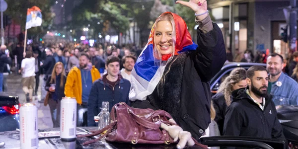 Oamenii sărbătoresc după ce Aleksandar Vucic și-a recunoscut înfrângerea în alegerile parlamentare din Serbia