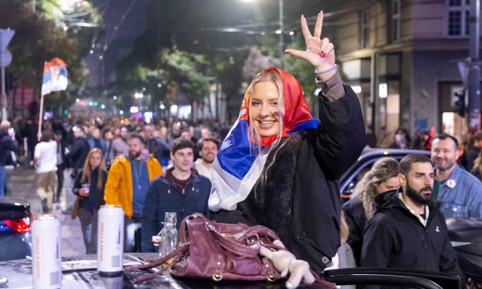 Oamenii sărbătoresc după ce Aleksandar Vucic și-a recunoscut înfrângerea în alegerile parlamentare din Serbia