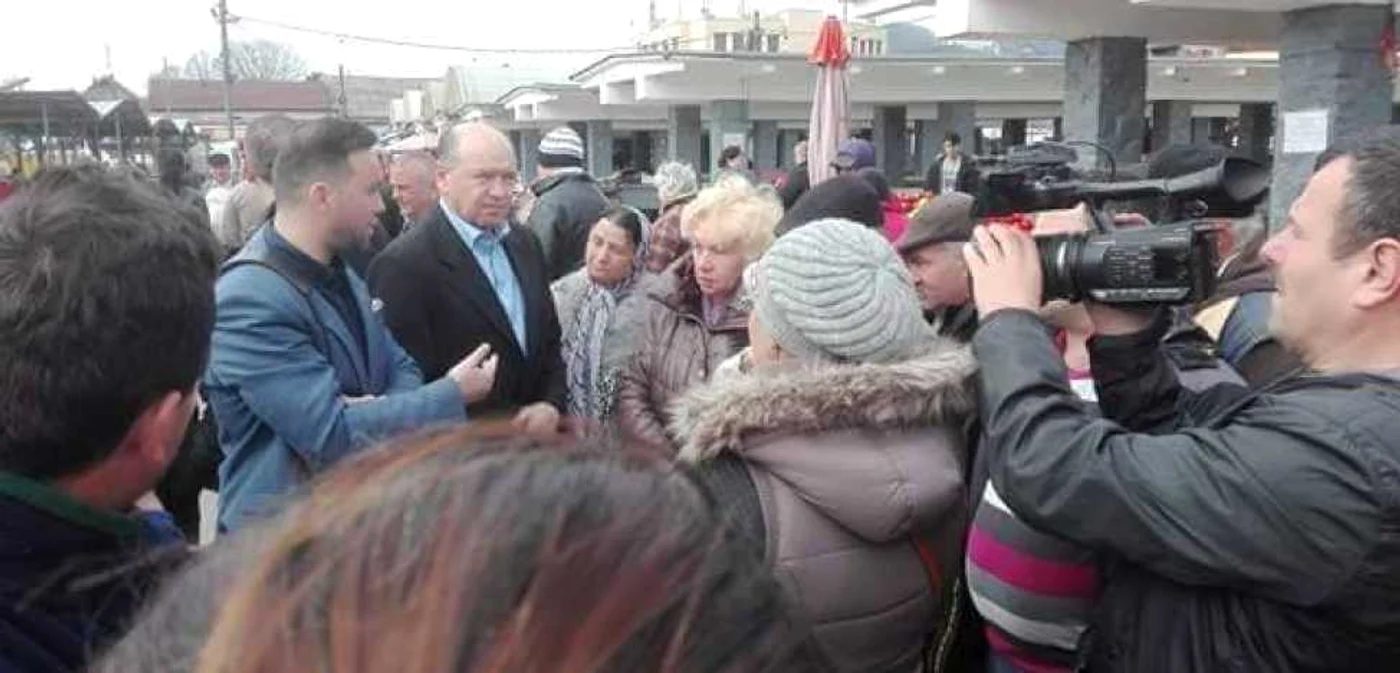 Consilierii s-au deplasat, luni, la piaţă, pentru a analiza la faţa locului com pot bloca accesul la  tarabele ce nu aparţin primăriei    Foto: Angela Sabău