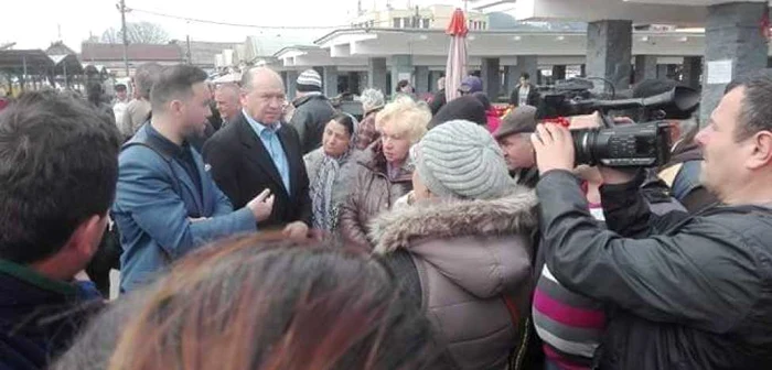 Consilierii s-au deplasat, luni, la piaţă, pentru a analiza la faţa locului com pot bloca accesul la  tarabele ce nu aparţin primăriei    Foto: Angela Sabău