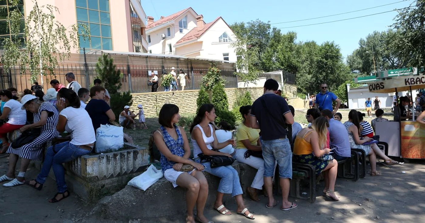 Tinerii aşteaptă  la Consulatul României pentru un loc la facultăţile de peste Prut. Foto: Dumitru Goncear
