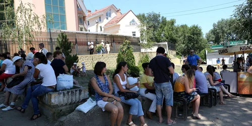 Tinerii aşteaptă la Consulatul României pentru un loc la facultăţile de peste Prut. Foto: Dumitru Goncear