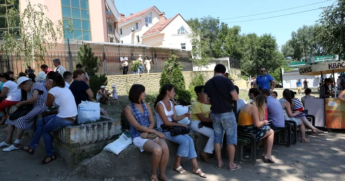 Tinerii aşteaptă  la Consulatul României pentru un loc la facultăţile de peste Prut. Foto: Dumitru Goncear