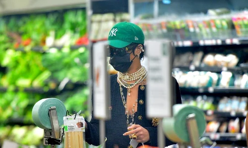 rihanna shopping2 jpeg