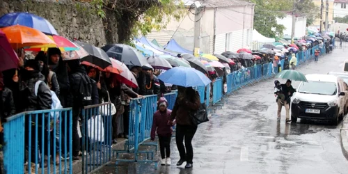 Pelerini asteapta sa se inchine la moastele Sfintei Cuvioase Parascheva si a Sfintei Mironosite si Intocmai cu Apostolii Maria Magdalena 