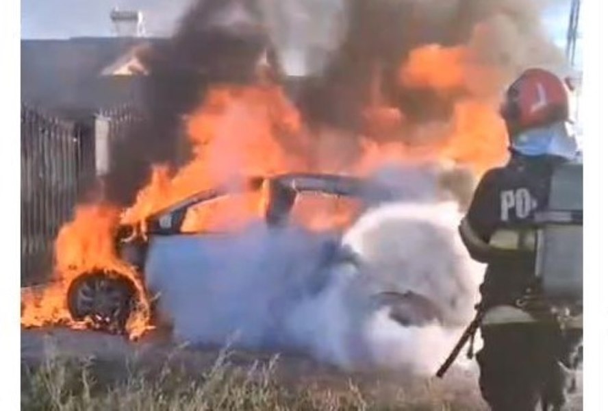 Mașină electrică mistuită de flăcări în Bihor. De la ce a pornit incendiul la autoturismul parcat în faţa locuinţei