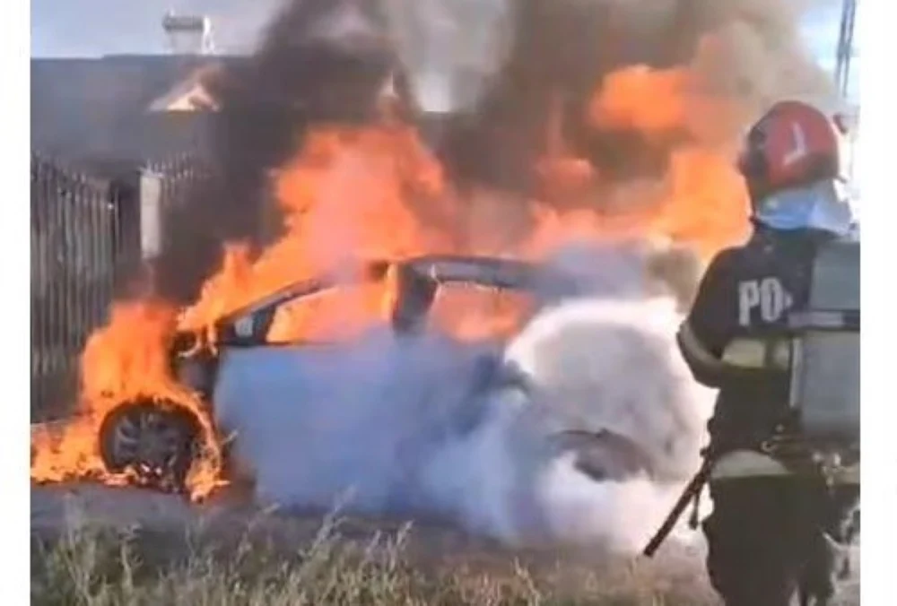 Mașină electrică mistuită de flăcări în Bihor. De la ce a pornit incendiul la autoturismul parcat în faţa locuinţei