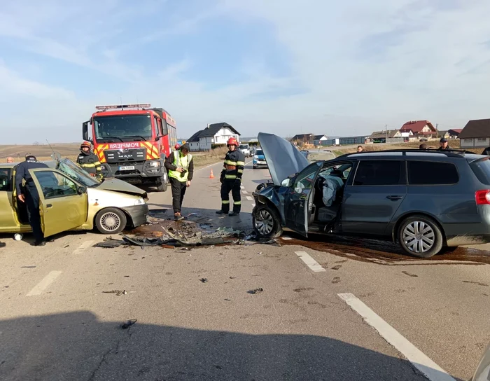 În ciuda impactului violent, nicio persoană nu a fost rănită grav FOTO ISU Suceava 