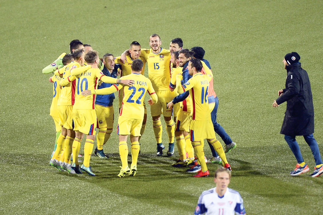 
    Hora bucuriei cu care  s-a încheiat campania  de calificare la Euro  2016 ar putea fi jucată  de fotbaliştii noştri,  imaginar, şi după  tragerea la sorţi de aziFOTO: Mediafax   