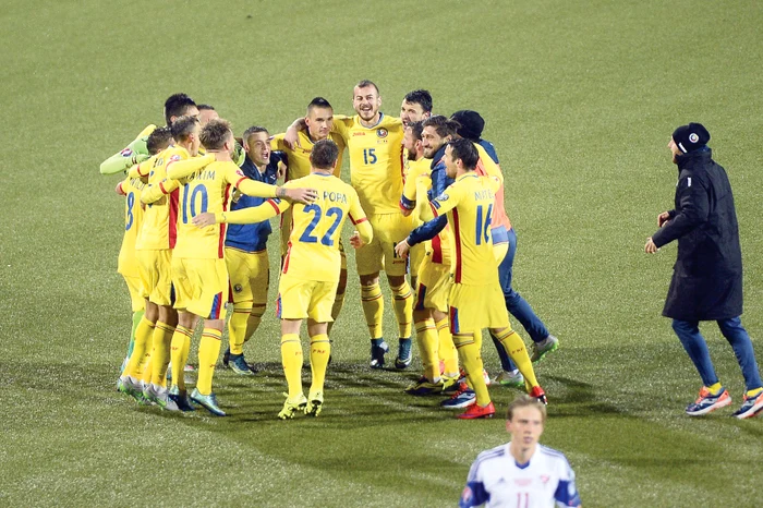 
    Hora bucuriei cu care  s-a încheiat campania  de calificare la Euro  2016 ar putea fi jucată  de fotbaliştii noştri,  imaginar, şi după  tragerea la sorţi de aziFOTO: Mediafax   