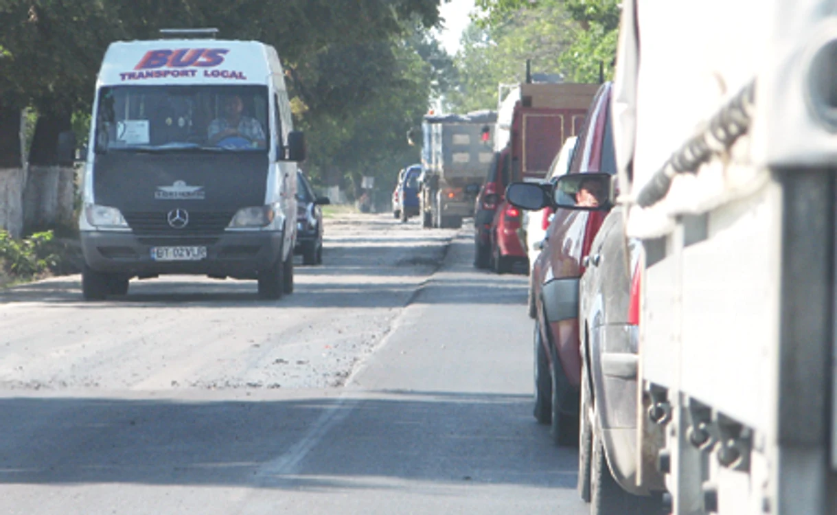 Starea proastă a drumurilor îngreunează traficul pe drumurilor din tot judeţul