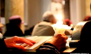 Rugăciune cu biblia. Foto Daniel Guță
