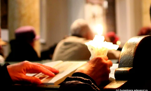 Rugăciune cu biblia. Foto Daniel Guță