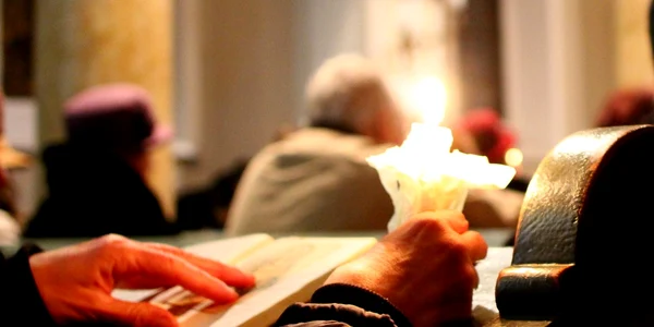 Rugăciune cu biblia. Foto Daniel Guță