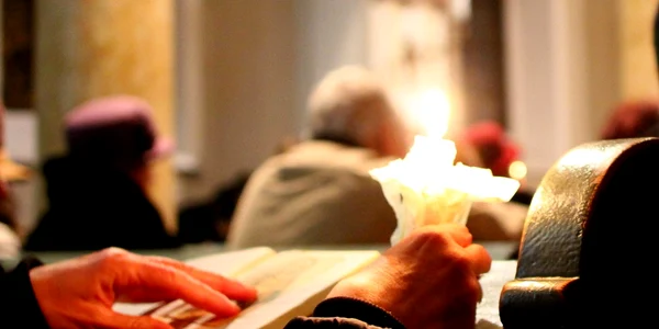 Rugăciune cu biblia. Foto Daniel Guță