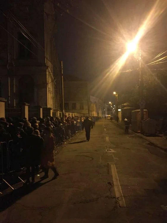 În fiecare an se formează cozi kilometrice la Catdrala Mitropolitană din Iaşi
