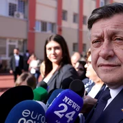 Crin Antonescu votează în București. FOTO Inquam Photos / Octav Ganea