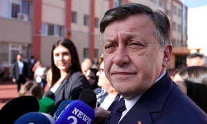 Crin Antonescu votează în București. FOTO Inquam Photos / Octav Ganea