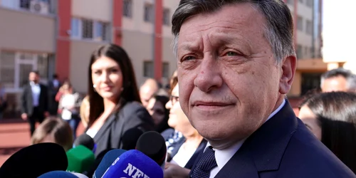 Crin Antonescu votează în București. FOTO Inquam Photos / Octav Ganea