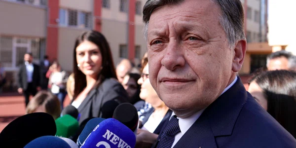Crin Antonescu votează în București. FOTO Inquam Photos / Octav Ganea