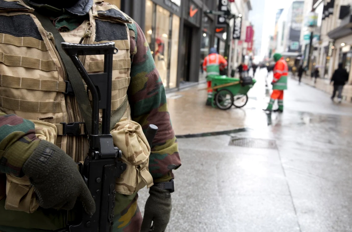 Capitala belgiană a fost împânzită de militari, Bruxelles-ul fiind pentru a patra zi sub alertă teroristă FOTO AP