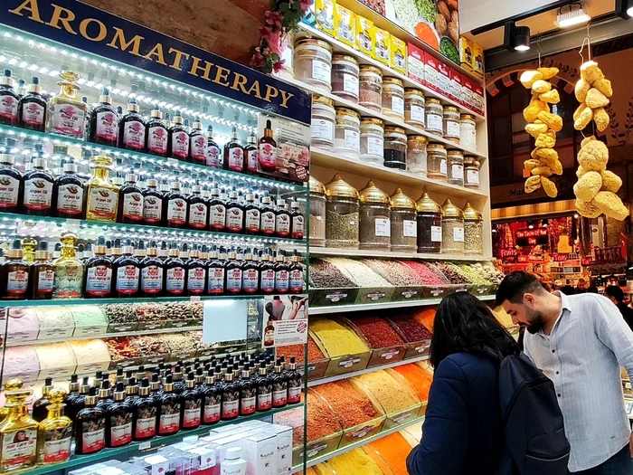 Bazarul egiptean cu mirodenii din Marele Bazar din Istanbul Turcia Foto Daciana Stoica