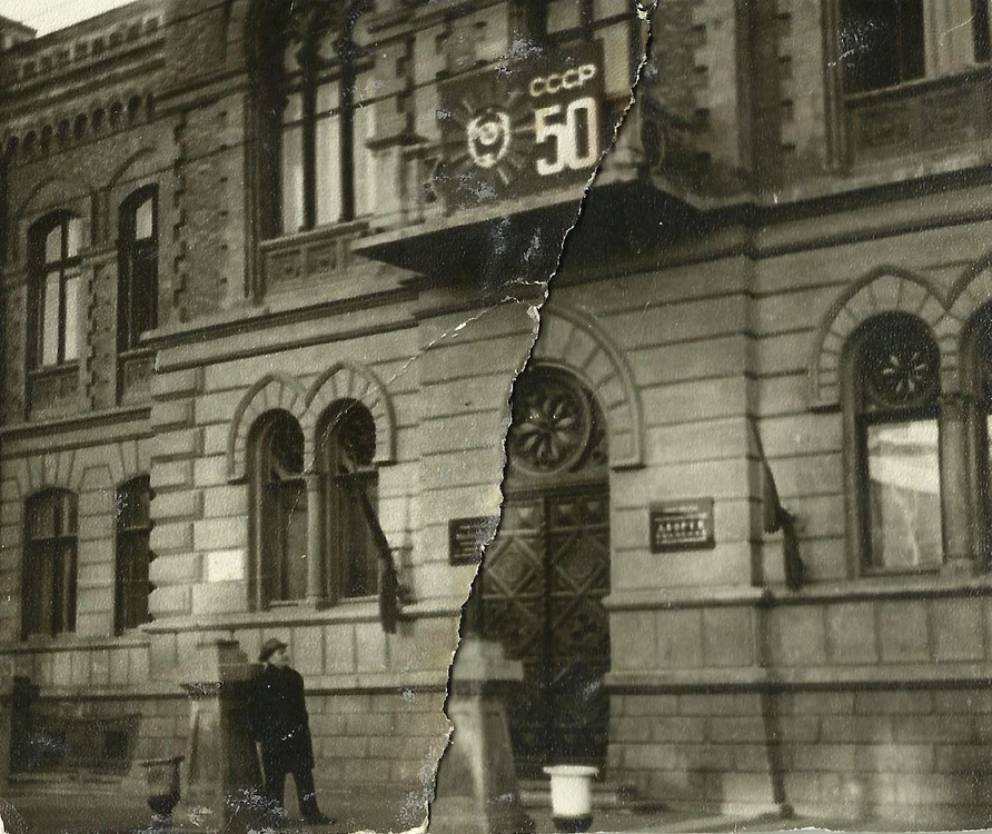 Liceul Dadiani în timpul administraţiei sovietice, în 1973, când devenise Casă a Pionierilor