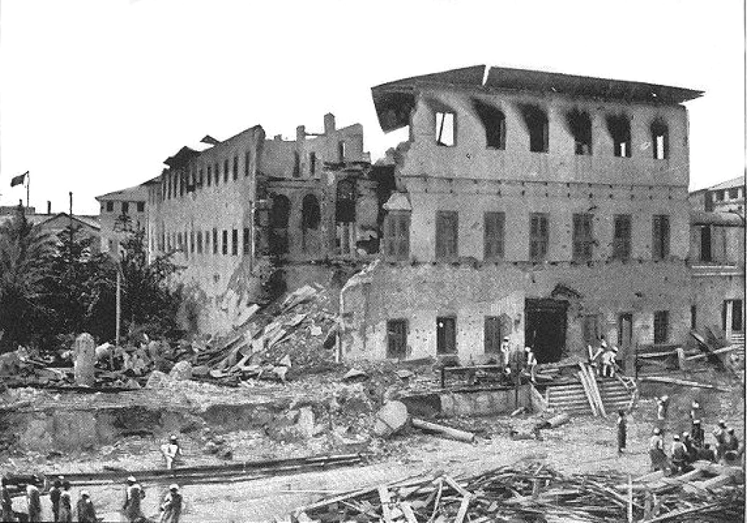 Tirul marinei britanice a transformat clădirile din Zanzibar în ruine. FOTO: wikipedia.org
