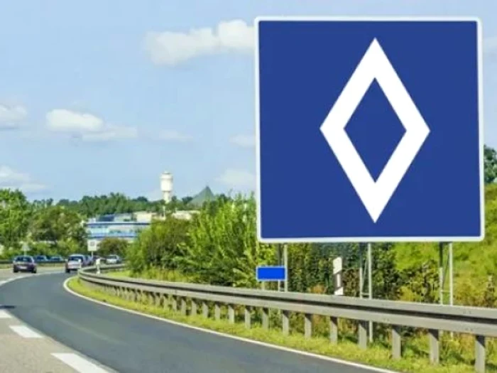 Pe drumurile europene începe să fie tot mai vizibil un nou tip de semn rutier / FOTO: corriere.it