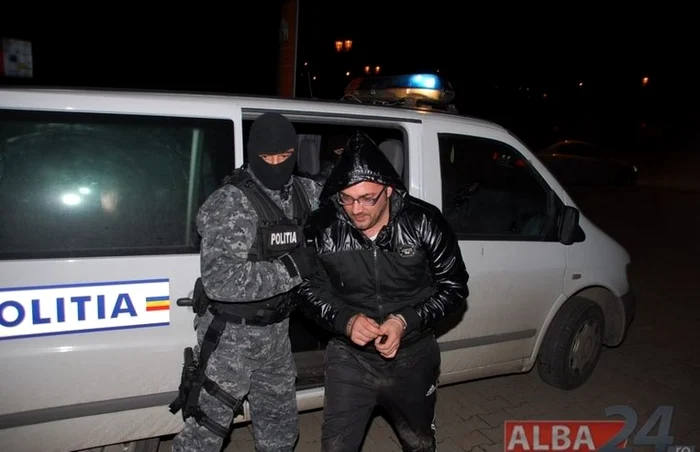 Suspect adus pentru audieri la IPJ Alba. Foto: alba24.ro