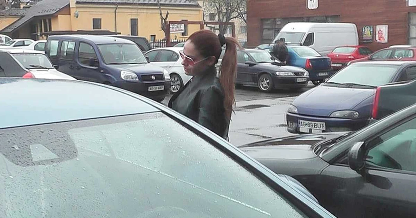 Bolidul de lux al fostei manechine Mădălina Secuianu este dat sub urmărire de poliţia din germania       FOTO Laurenţiu Ionescu