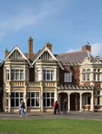 Bletchley Park, locul în care criptanaliștii Școlii guvernamentale de comunicații și coduri și-au desfășurat activitatea (© DeFacto / Wikimedia Commons)