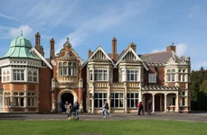 Bletchley Park, locul în care criptanaliștii Școlii guvernamentale de comunicații și coduri și-au desfășurat activitatea (© DeFacto / Wikimedia Commons)