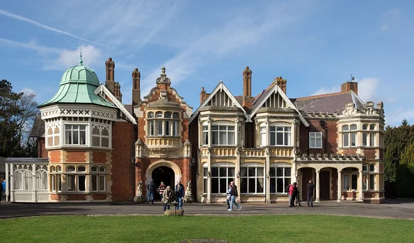 Bletchley Park, locul în care criptanaliștii Școlii guvernamentale de comunicații și coduri și-au desfășurat activitatea (© DeFacto / Wikimedia Commons)