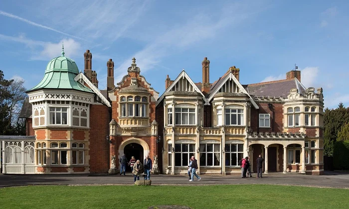 Bletchley Park, locul în care criptanaliștii Școlii guvernamentale de comunicații și coduri și-au desfășurat activitatea (© DeFacto / Wikimedia Commons)