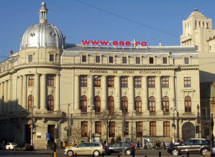 
    Iuliu Cosmin Şerbănescu are 37 de ani şi a absolvit în 2008 facultatea unde este prodecan  