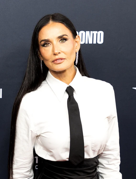 Demi Moore, îmbrăcată într-o cămașă albă cu cravată neagră