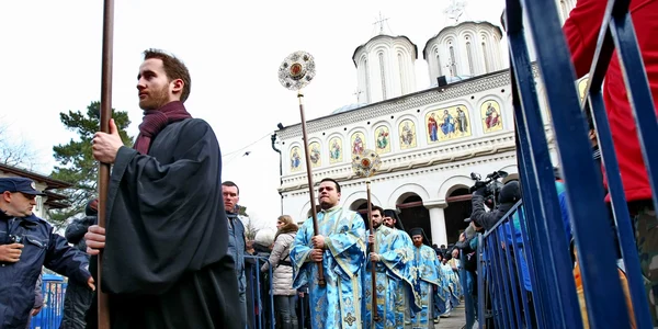 Peste 3.000 de oameni au luat apă sfinţită de la Patriarhie.