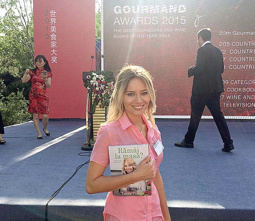 Laura se bucură de succes cu volumul ei culinar ”Rămâi la masă?”