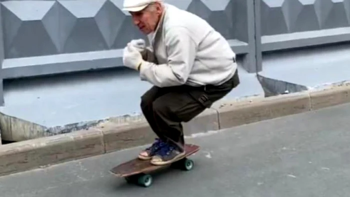 Un pensionar din Rusia a ajuns viral după ce a fost filmat mergând pe skateboard FOTO captură video Instagram