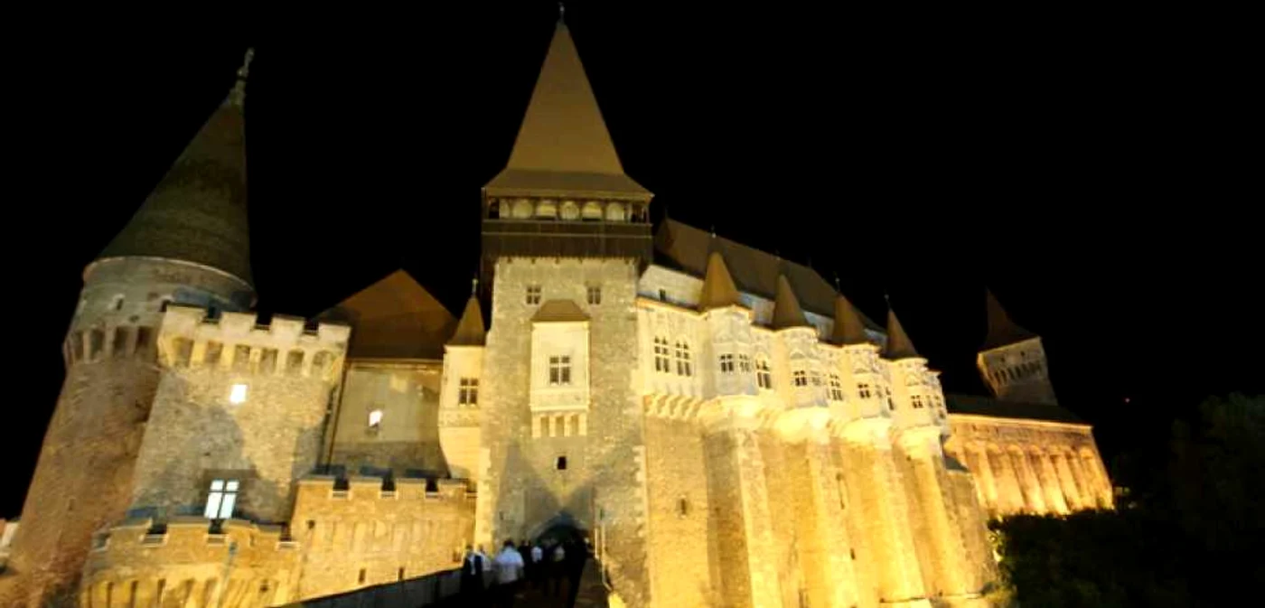 Castelul Corvinilor, una dintre cele mai mari atracţii turistice ale României. FOTO: Daniel Guţă