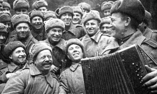 Cum se comportau soldaţii sovietici cu popoarele eliberate jpeg