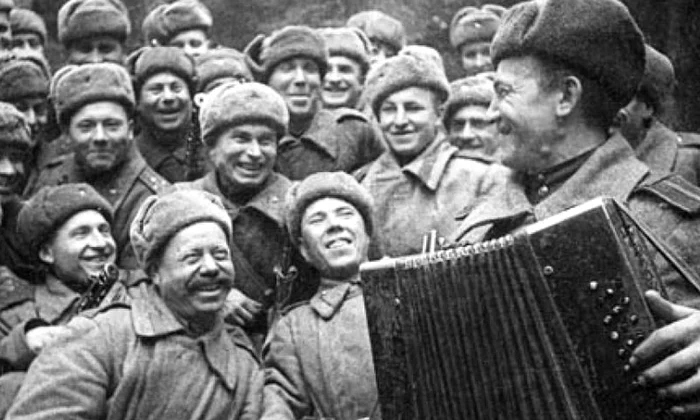 Cum se comportau soldaţii sovietici cu popoarele eliberate jpeg