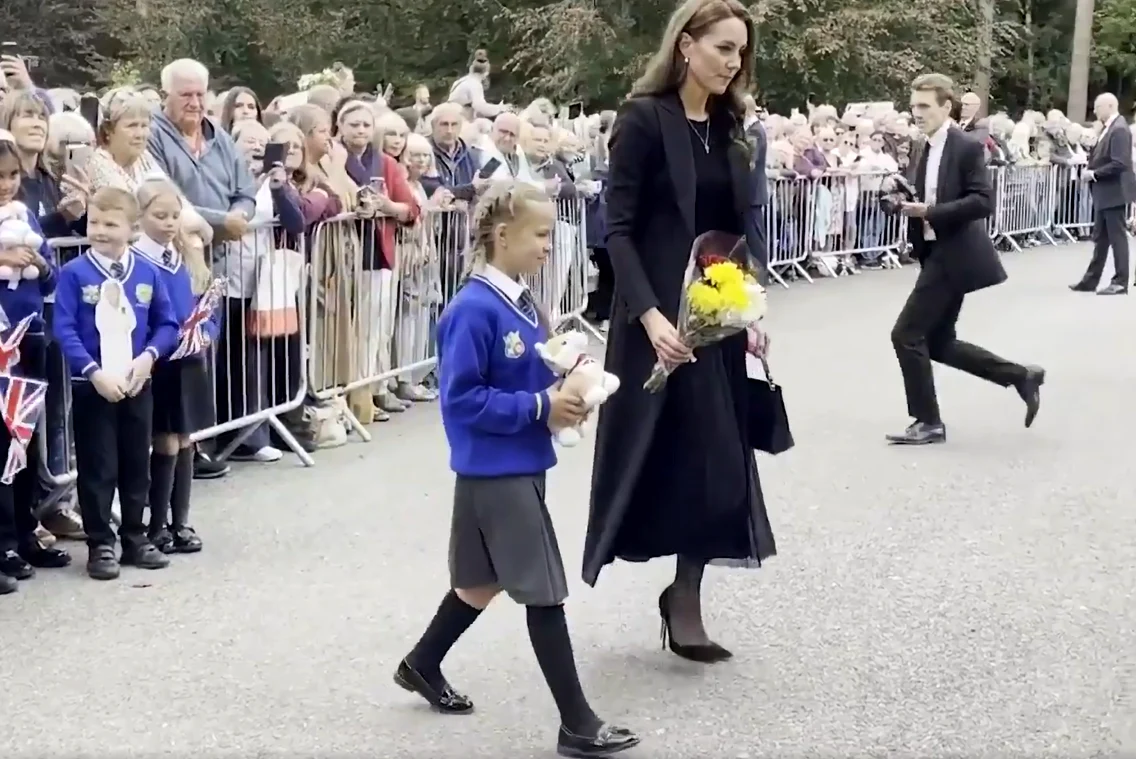 Kate Middleton, gest emoționant pentru o fetiță (sursa foto/ captură video The Sun)