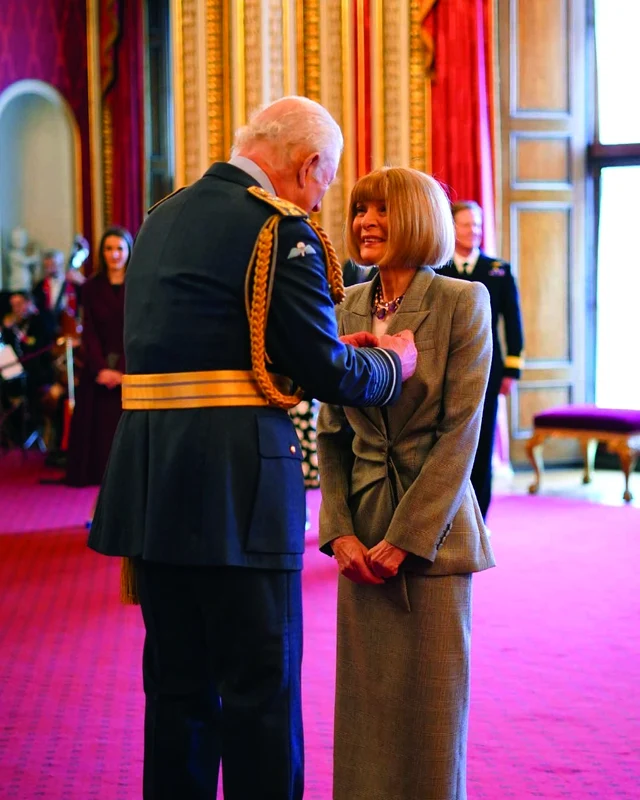 Anna Wintour decorată de Regele Charles. FOTO: Casa Regală