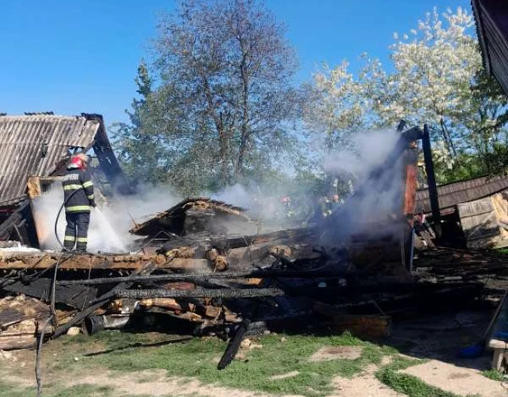 Casa din Voitinel a fost complet mistuită de flăcări FOTO ISU Suceava 