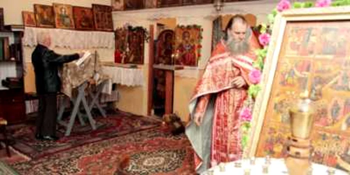 Preotul îşi aşteaptă enoriaşii într-un lăcaş improvizat