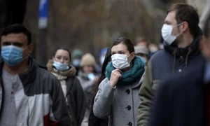 persoane care poarta masti chirugicale jpeg